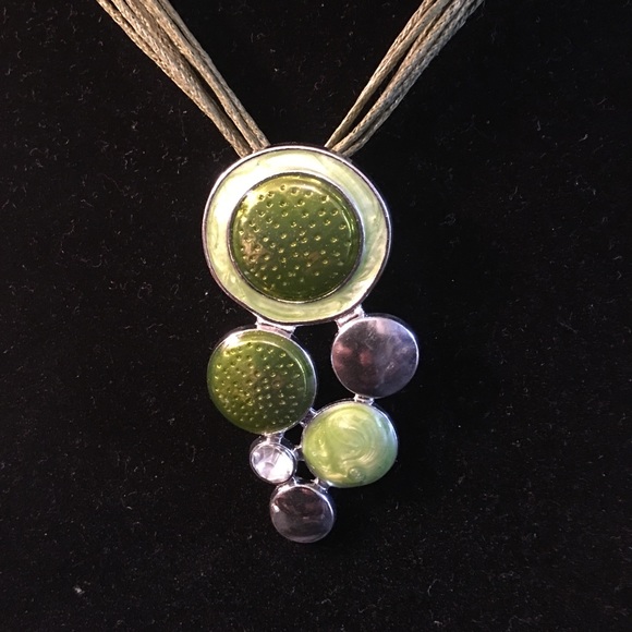 Gradulous Green Fancy necklace and earring set - Picture 2 of 2